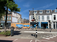 903332 Gezicht op het filiaal van de supermarkt Albert Heijn (Biltstraat 90-92), met links de bouwschutting om de ...